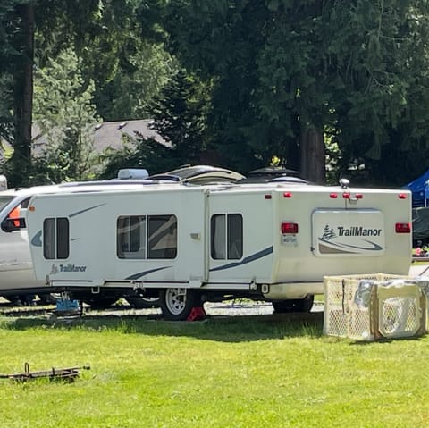 Almost ready to leave our site, we've lowered the trailer (which usually attracts many views from other campers) and are making our last minute checks.  You can see where we put the dogs (inside the four pieces of their corral) as this keeps them in one place and they can see what's going on. They're too small to jump out, thank goodness, eh! I actually got the trailer into this site in one take! Happy times!