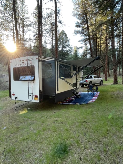 Don & Michelle’s 5th Wheel Rental Remorque tractable in Prineville