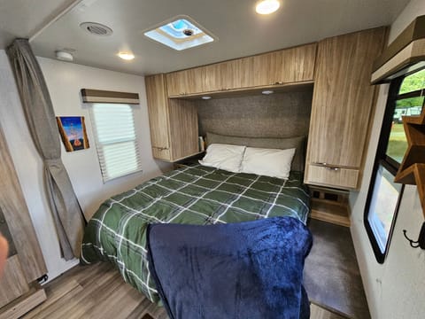 2022 Winnebago Minnie Travel Trailer (28 ft) - COUPLES GETAWAY! Towable trailer in Chicopee