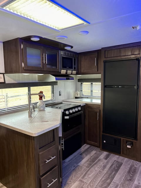 Nice open kitchen with very clean appliances 