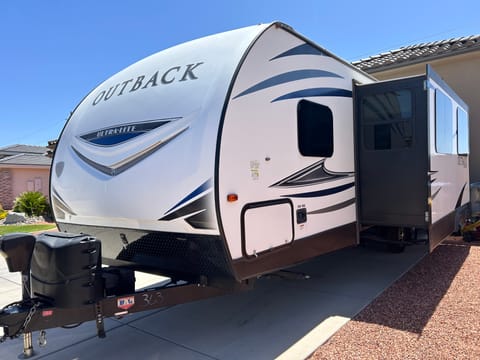 2019 Keystone Outback 33ft-sleeps 10 Towable trailer in Hurricane