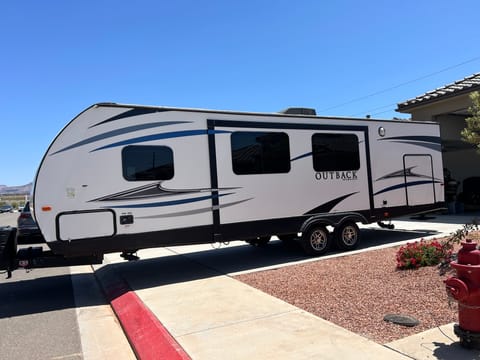 2019 Keystone Outback 33ft-sleeps 10 Towable trailer in Hurricane