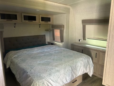 You can see the main bed and the side storage here.