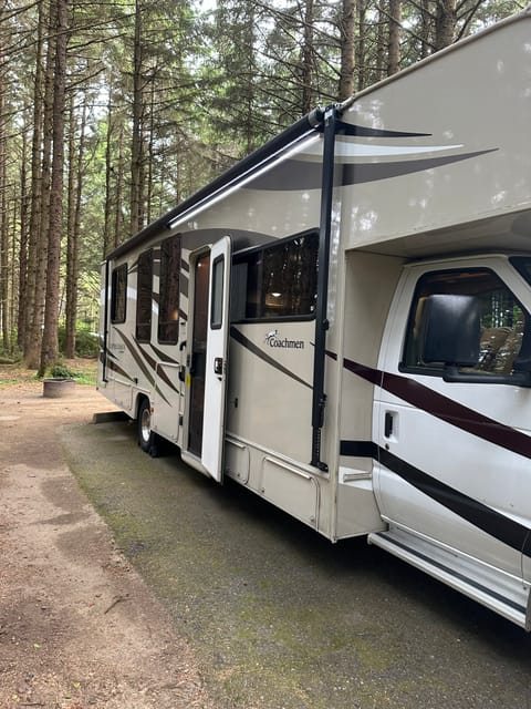 Pet friendly, spacious and cozy - delivery and setup! Drivable vehicle in Coos Bay