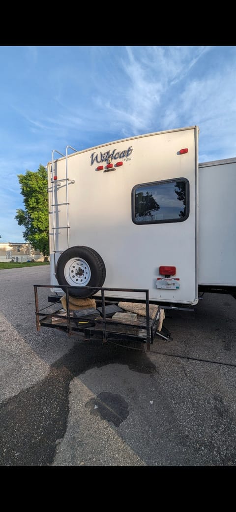 2010 bunkhouse with 2 bathrooms! Sleeps 4-7! Towable trailer in Aberdeen