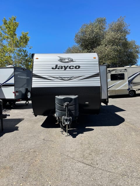 Family and Pet Friendly Jayco with all the needed amenities and more! Towable trailer in San Tan Valley