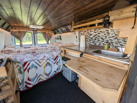 Cozy tidy private Little Garden Campervan in Cochrane