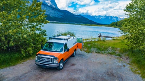 Cozy tidy private Little Garden Campervan in Cochrane