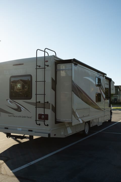 Road Trip Ready! 2021 Thor Four Winds - Sleeps 9, Miles of Memories Await! Drivable vehicle in Farmington