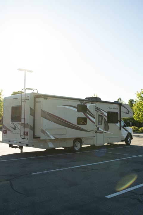 Road Trip Ready! 2021 Thor Four Winds - Sleeps 9, Miles of Memories Await! Drivable vehicle in Farmington