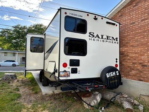 Pet Friendly 33' Salem Hemisphere Hyper-Lyte Towable trailer in Orem