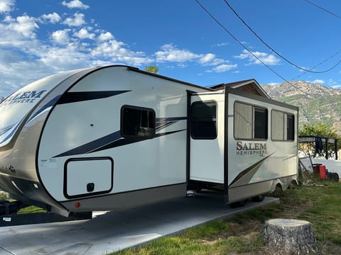 Pet Friendly 33' Salem Hemisphere Hyper-Lyte Towable trailer in Orem