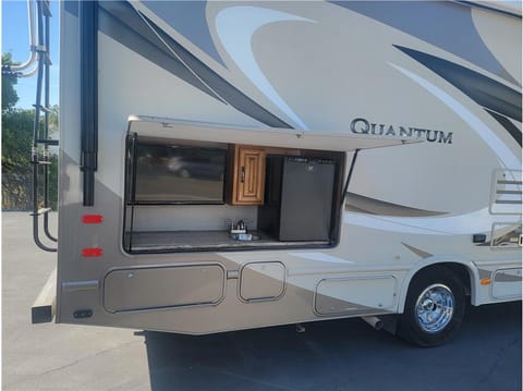 2017 Thor Motor Coach Quantum RQ29 Drivable vehicle in Davis