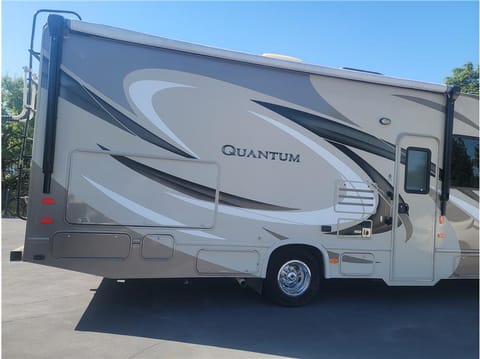 2017 Thor Motor Coach Quantum RQ29 Drivable vehicle in Davis