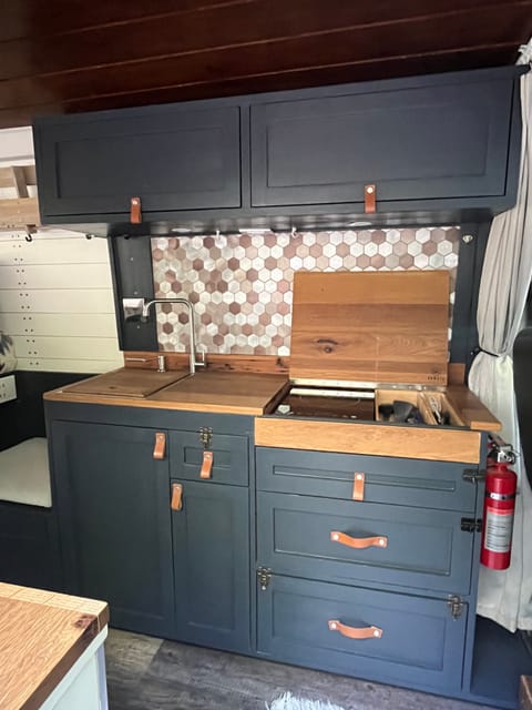 Avanda Huggenkiss - 2018 Ram Promaster 2500 Campervan in Eugene