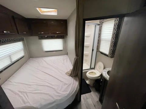 The GYPSY: Gorgeous NEW Luxury Class C Motorhome: EASY and FUN to drive!! Drivable vehicle in Saint Paul