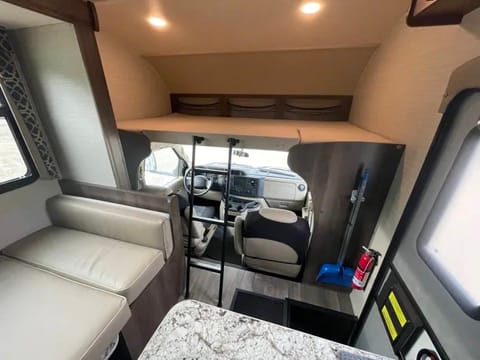 The GYPSY: Gorgeous NEW Luxury Class C Motorhome: EASY and FUN to drive!! Drivable vehicle in Saint Paul