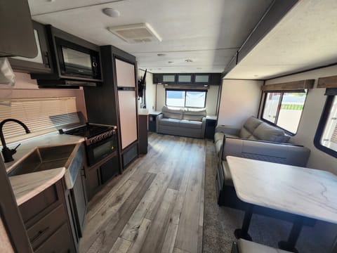 Explore in Luxury: 2022 Aspen Trail with All the Comforts of Home! Towable trailer in Ogden