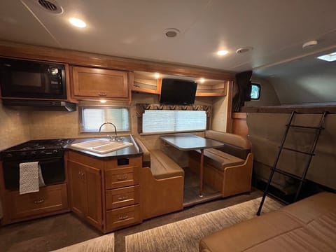 2017 Winnebago Minnie Winnie 31G - Fully Equipped and Ready for Adventure Drivable vehicle in Heber City