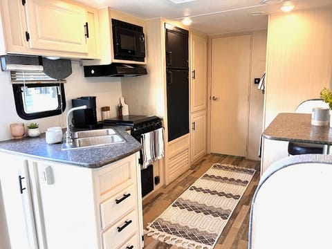 The Aspen - 24 FT Minnie Winnie Travel Trailer ♡♡♡ Towable trailer in Lakewood