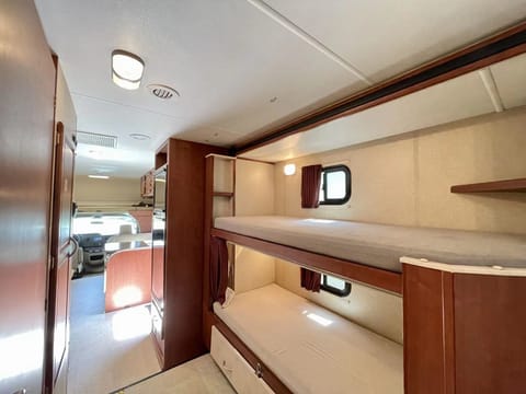 2015 Winnebago Itasca Spirit Drivable vehicle in Surrey