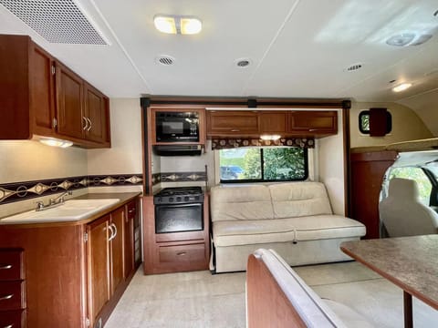 2015 Winnebago Itasca Spirit Drivable vehicle in Surrey