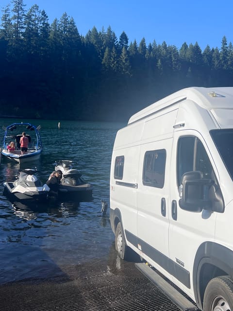 Eir White Wanderer Drivable vehicle in Sellwood - Moreland