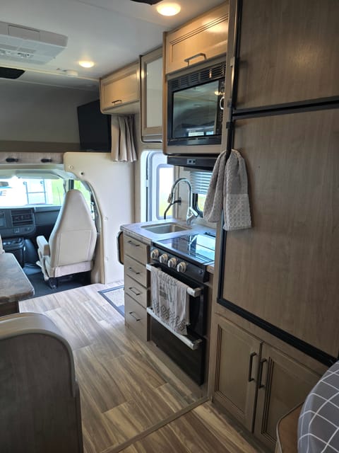 Thor Four Winds Class C Motorhome Drivable vehicle in Palm Bay