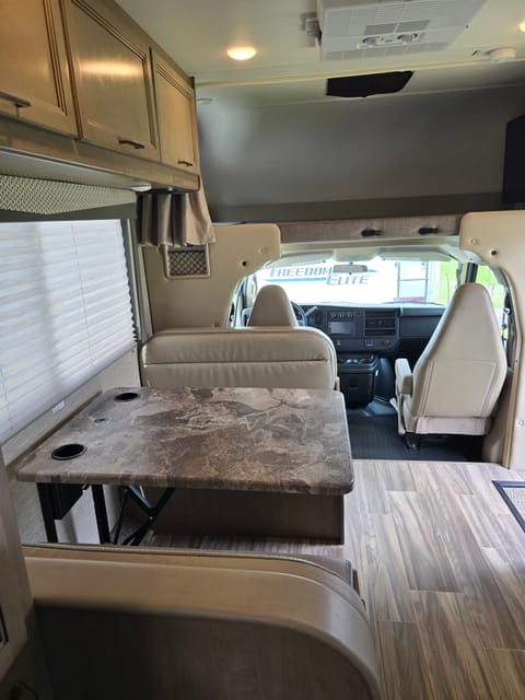 Thor Four Winds Class C Motorhome Drivable vehicle in Palm Bay