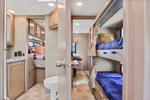 Family Adventure Awaits! Thor Chateau 2021 31E Motorhome with Bunks Drivable vehicle in Caldwell