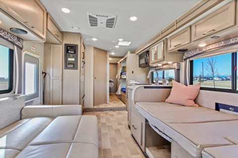 Family Adventure Awaits! Thor Chateau 2021 31E Motorhome with Bunks Drivable vehicle in Caldwell