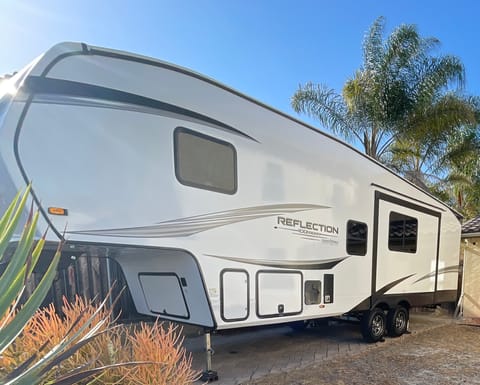 Grand Design Reflection 5th wheel Towable trailer in Chula Vista