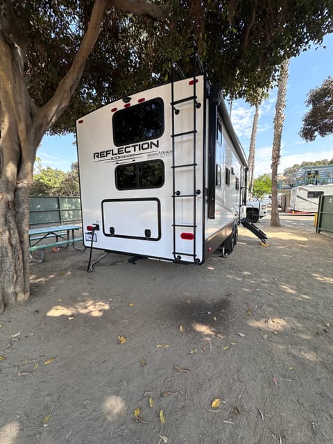 Grand Design Reflection 5th wheel Towable trailer in Chula Vista