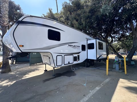 Grand Design Reflection 5th wheel Towable trailer in Chula Vista