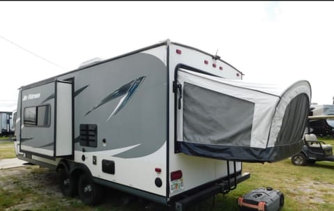 Lightweight 24’ Jayco Feather - Sleeps 7, Family Ready! Towable trailer in Moorhead