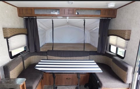 Lightweight 24’ Jayco Feather - Sleeps 7, Family Ready! Towable trailer in Moorhead