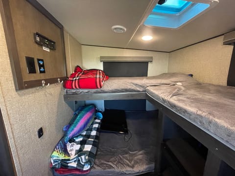 Family Fifth Wheel Sleeps 8 Towable trailer in Covina