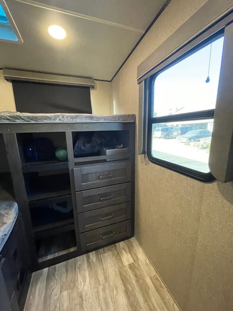 Family Fifth Wheel Sleeps 8 Towable trailer in Covina