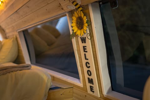"The Bee Hive" Cozy Sustainable Camper! Campervan in Hillsboro