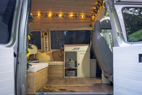 "The Bee Hive" Cozy Sustainable Camper! Campervan in Hillsboro