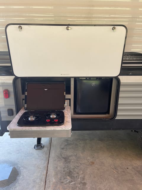 Coleman Lantern LT 214bh Camper Rental Towable trailer in Millbrook