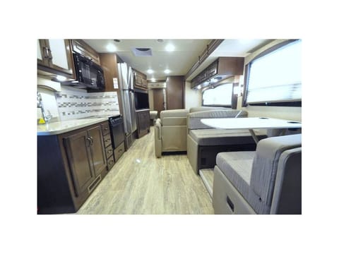 2018 Thor Motor Coach Hurricane Drivable vehicle in Bettendorf