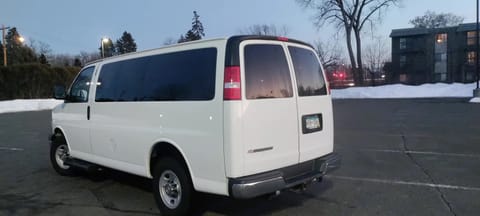 2016 10 Passenger Van - Chevy Express - Road-trip in comfort! Campervan in Hopkins