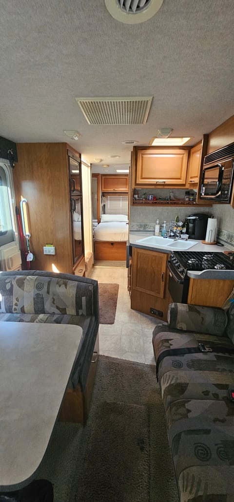 Spacious 2006 Tioga Fleetwood Drivable vehicle in Orange