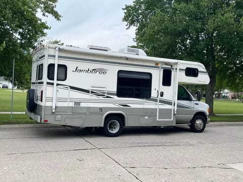 2004 Fleetwood Jamboree 23E 24' Class C Motorhome Drivable vehicle in Royal Oak