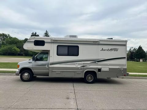 2004 Fleetwood Jamboree 23E 24' Class C Motorhome Drivable vehicle in Royal Oak