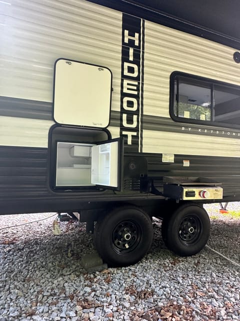 “Sunny Day” 2023 Keystone Hideout Towable trailer in Manchester