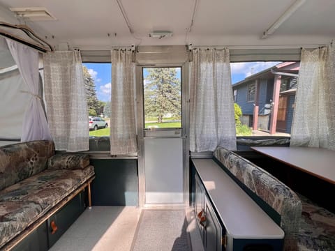 Coleman Sun Valley Pop up - Where Comfort Meets Nature Trailer rebocável in Burnsville