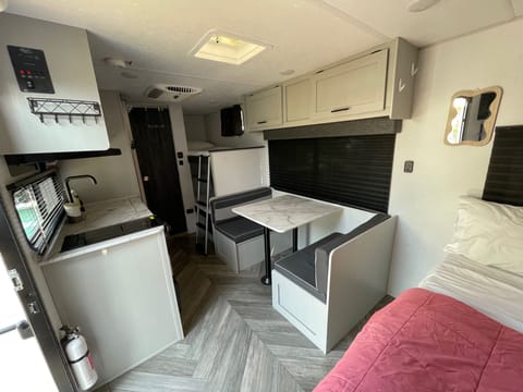 Loaded, family-friendly bunkhouse camper, delivery available! Remorque tractable in Ballwin