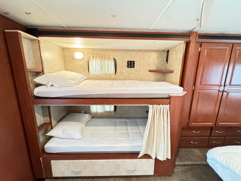 2015 Winnebago Minnie Winnie 31H: Explore with Ease Drivable vehicle in Chino